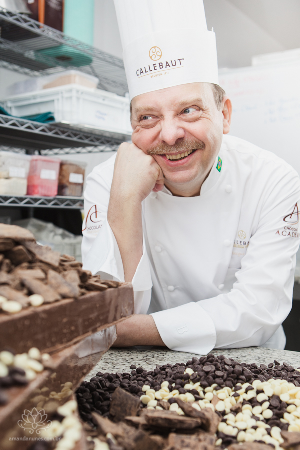 Retratos do estrelado chef Dominique Guerin, à frente da Boulagerie Guerin, em sua fábrica, colocando a mão na massa (e no chocolate, hummmm) literalmente. Foto: Amanda Nunes